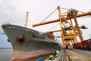 antarafoto-container-crane-baru-beroperasi--060417-ds-1